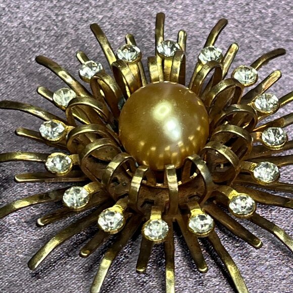 Vintage Faux Pearl and Sparkling Rhinestone Sunburst Brooch Pin - Picture 2 of 6